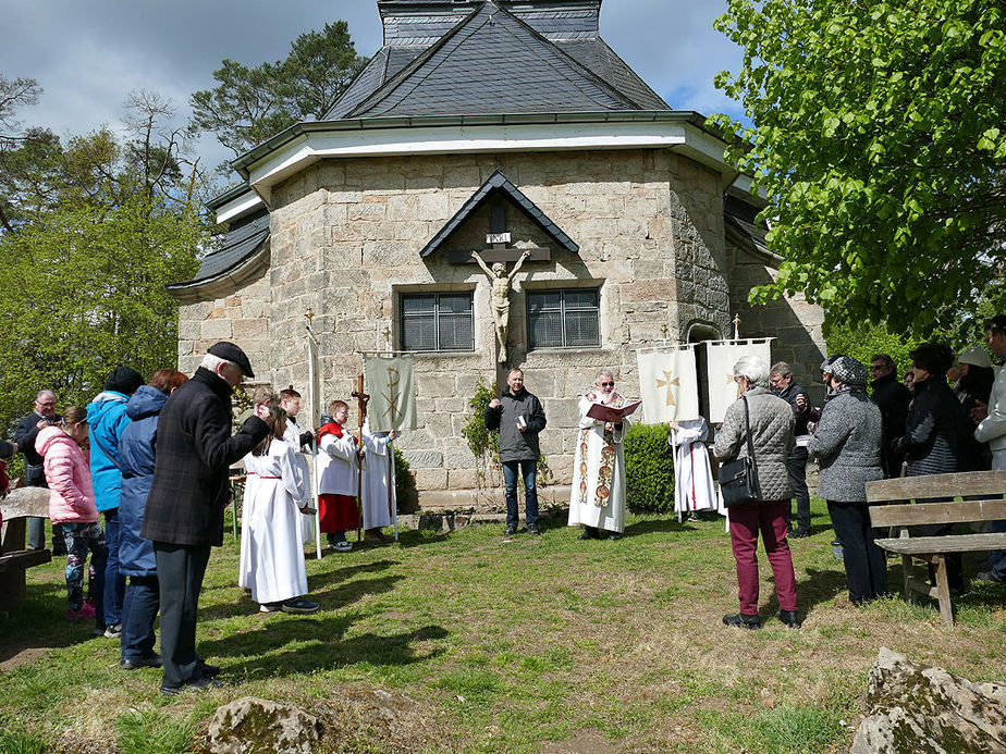 Bittprozession an der Weingartenkapelle (Foto: Karl-Franz Thiede)